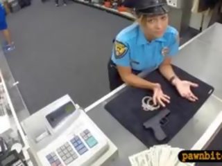 Polis pegawai pawns beliau muff dan fucked oleh miang/gatal pawn lelaki