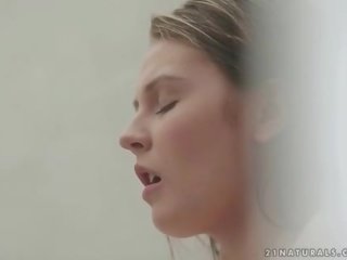 Krásný dospívající masturbuje v the sprchový