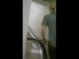 Sexy cul sur un escalator en yoga pantalon
