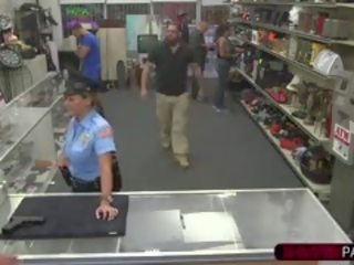 Seksi dan berpayu dara besar polis pegawai sells beliau firearm mendapat fucked
