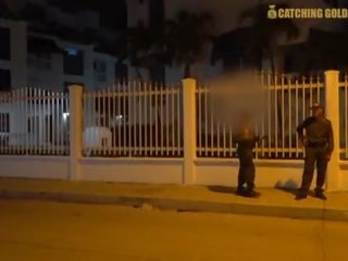 Omg groß arsch kolumbianisch polizei offizier wird gefickt von ein fremder