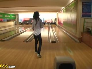 Nessa שָׂטָן שיש funtime bowling ו - dicklicking וינר