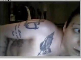 Shaven tatuowanie laska przedstawia jej rzeczy na omegle