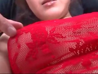 Rui natsukawa in rood lingerie gebruikt door drie jongens