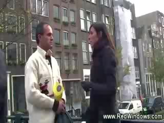 Với của anh ấy hướng dẫn sừng du lịch thăm một mai dâm trong amsterdam