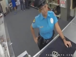 Реален полицай moonlights като хо за pawn магазин
