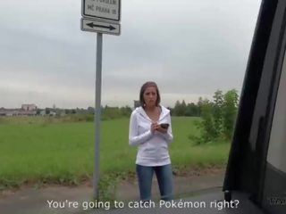 Super príťažlivé pokemon lovec prsnaté naivka convinced na súložiť cudzinec v driving van