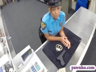Suur perse politsei ohvitser boned poolt pawn pidaja juures a pawnshop