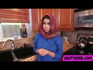 Hijabi tüdruk ada on kuni imema munn ja obey