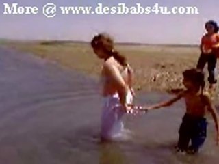 Pakistanska sindhi karachi aunty naken flod bad