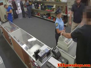 Latina policewoman facialed untuk uang tunai