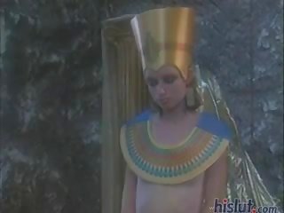 Belladonna לובש an מצרי headdress