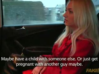 Xe tắc xi người lái xe giúp thiếu niên đến được mang thai