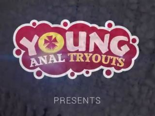 Mladý anál tryouts - vole podpichuje med