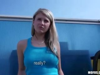 Carwash giovanissima amatoriale pagato a rendere un porno video
