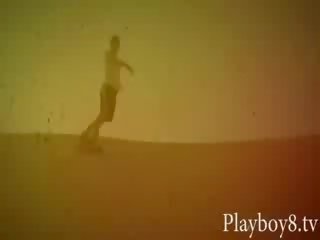 Група з чудова приятелі sandboarding і tryout fishing