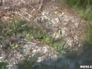 Fortunato tipo scopa carina ragazza in il bosco