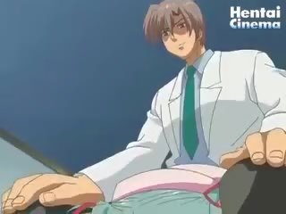 Hentai médico toma su enorme pene fuera de su pantalones y