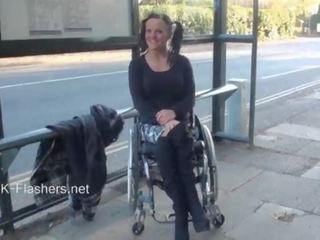 Paraprincess õues ekstsismism ja vilkuv wheelchair seotud beib näitamist