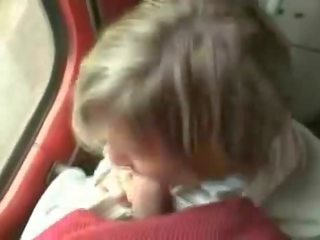 Φιλενάδα πιπιλίζουν αυτήν αγόρι επί ένα τρένο