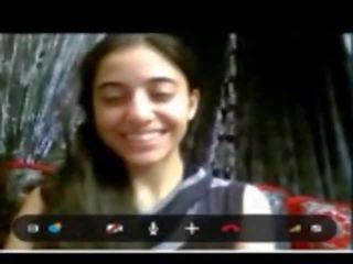 Schattig indisch tiener shows haar nauw poesje op webcam