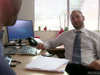 可愛 辦公室 工人 得到 性交 硬 上 一 辦公桌 由 他的 老闆