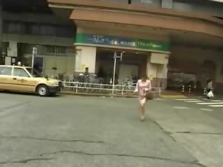 Giapponese graziosa prende corpo toyed in auto