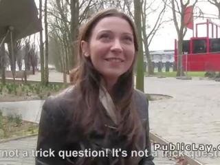 Belgisk heting suger kuk i offentlig