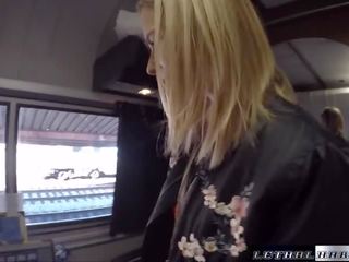 Catarina fica dela jovem grávida russa cona arado em um speeding comboio