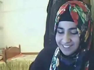 Video- - hijab meisje tonen bips op webcam