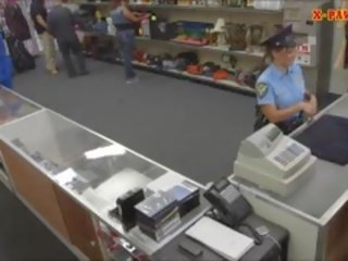 Ms polisiýa officer with big emjekler got fucked with pawn man