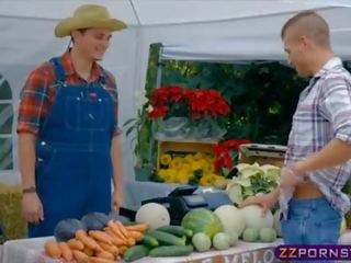 Customer fucks the farmers aýaly in jemagat öňünde at the market