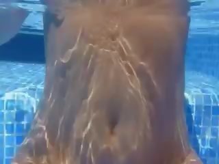 Underwater fantasier av blackhair baben