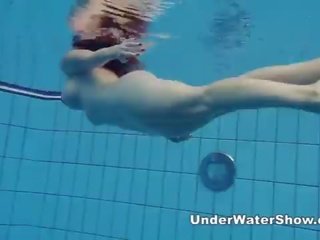 Redheaded sötnos simning naken i den slå samman