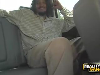 नॉटी ब्रुनेट चमकता टिट्स और करते हुए ब्लोजॉब के लिए एफ्रो पुरुष में कार