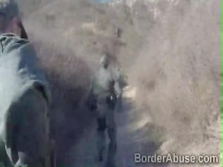 Menarik berambut cokelat alat kemaluan wanita terlanda oleh border petugas polisi petugas