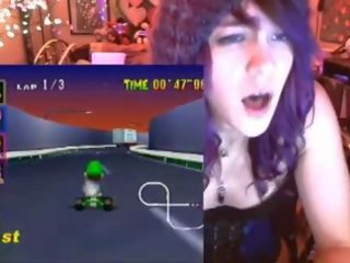 Pecandu gadis cums bermain mario kart