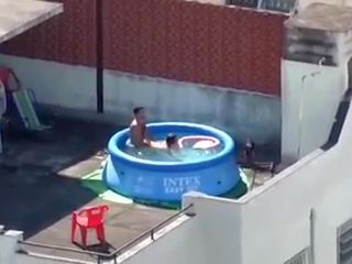 Flagrou os vizinhos fazendo sexo na piscina