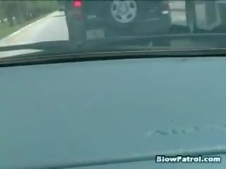 Spāņi tūrists sūkā no cops laikā the laiks ka draugs waits uz automašīna