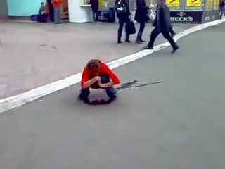 Ubriaco russo signora pisciata in strade