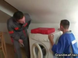 Twee repairmen knal rondborstig grootmoeder van beide ends