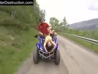 Una buena cojida extrema en moto y rapel