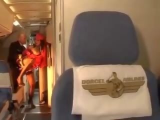 Kåta stewardessen rider en balle inuti båda hål