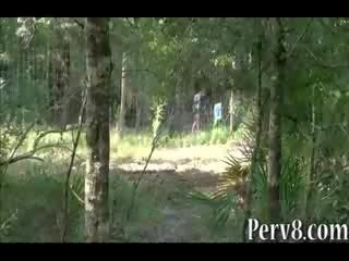 Pistol skyting amatør jente knullet ut dører i den skogen