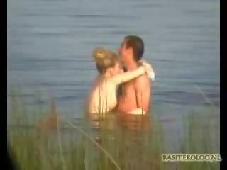 Çift captured në the lake