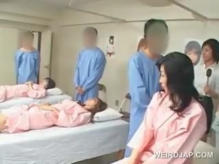 Azijietiškas brunetė mergaitė pučia plaukuotas velenas į as ligoninė