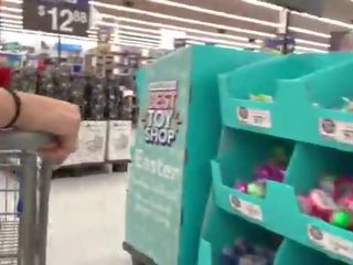 Une réel malade enregistrement une excellent poulette à walmart -