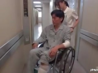 Sexy asiatisk sykepleier går gal
