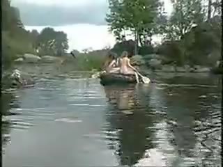 Τρία Καυτά κορίτσια γυμνός/ή κορίτσια σε ο ζούγκλα επί σκάφος για καβλί κυνήγι