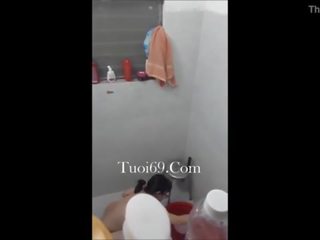 Quay l&eacute;n em g&aacute;i chim l&ocirc;ng, v&uacute; bự lồn në tắm chuồng.mp4